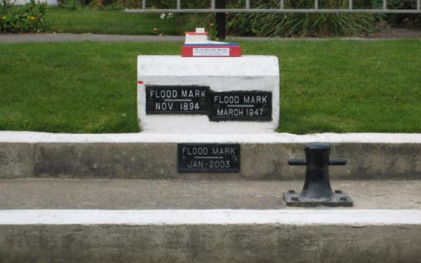 Flood Marker - Pinkhill Lock. Red paint is 2007 flood
