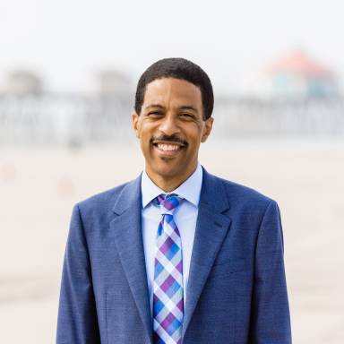 Omark Holmes headshot 2021