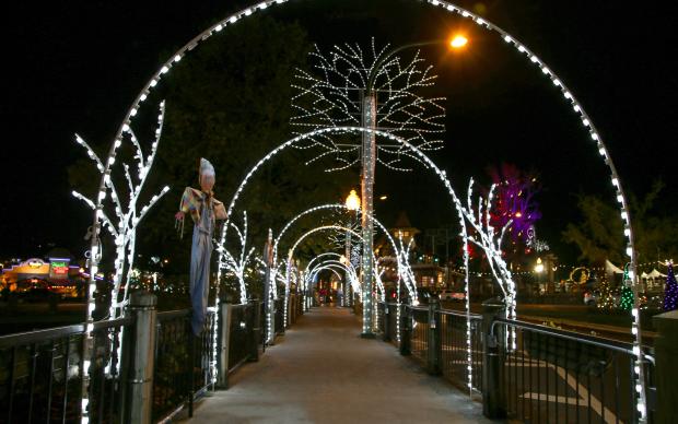 winter-in-gatlinburg-tn-christmas-lights-local-parades