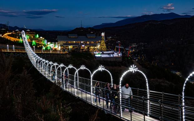 winter-in-gatlinburg-tn-christmas-lights-local-parades