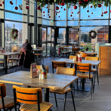 The Lake House restraunt decorated for Christmas