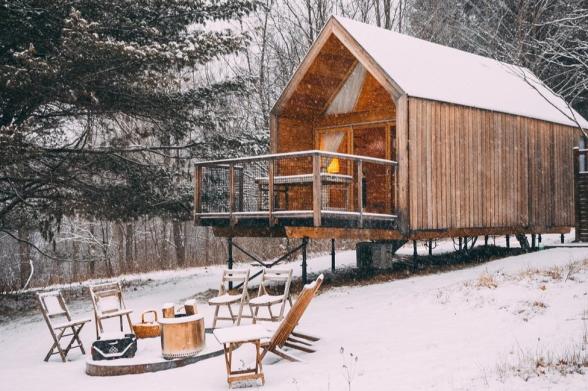 East Wind Oliverea Valley Exterior of a Lushna Cabin in the snow at Eastwind Hotel Oliverea Valley