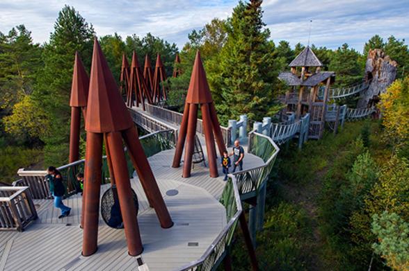wildcenter_@NYSDED_ADFall_110_618x348 Family walking on an elevated tree top pathway at the wild center