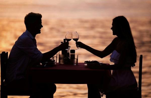 Couple Dining Oceanside at the Holiday Inn Virginia Beach