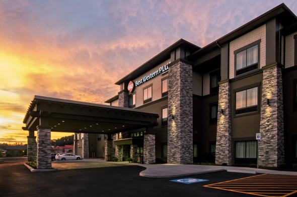 Best Western Plus Hammondsport Exterior At Sunset