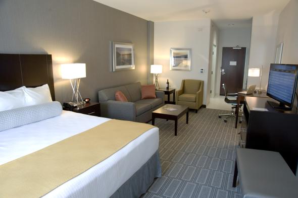 King Suite With Sealy Pillow Top Mattress & Deluxe Linens