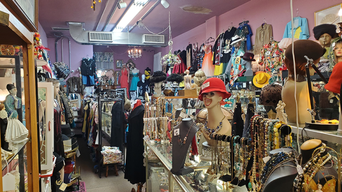 A Signature Antiques & Vintage Clothing | Cuyahoga Falls, OH