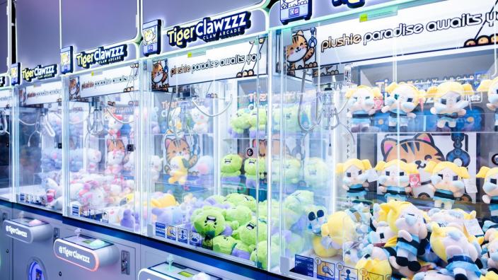 Matsuri Gaming Machine バカラシューター The World's Largest Claw Machines Arcade with 555 Claw Machines