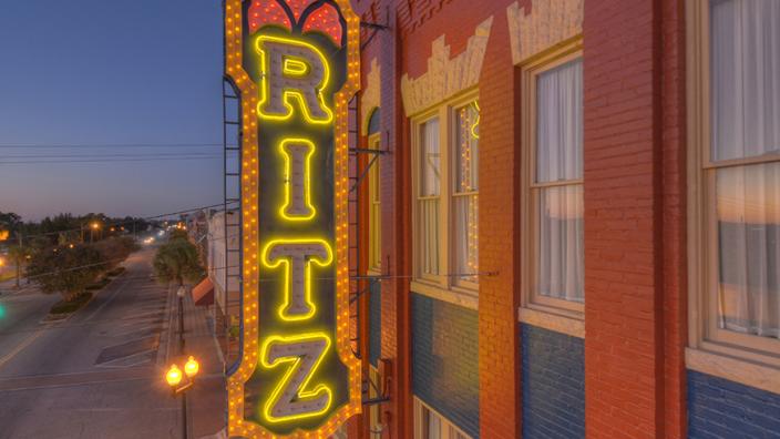 OLD THEATER限定38-kT THE RICH 映画のフィルムのデザイン。 old theater 38灯rich 1F old theaterにて