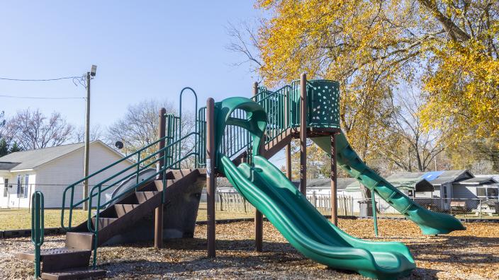 A*N様 playground pg EMPTY | PNK Empty swings on summer kids