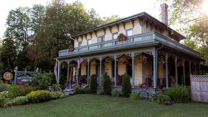 Iron Amethyst Inn & The 2One Speakeasy