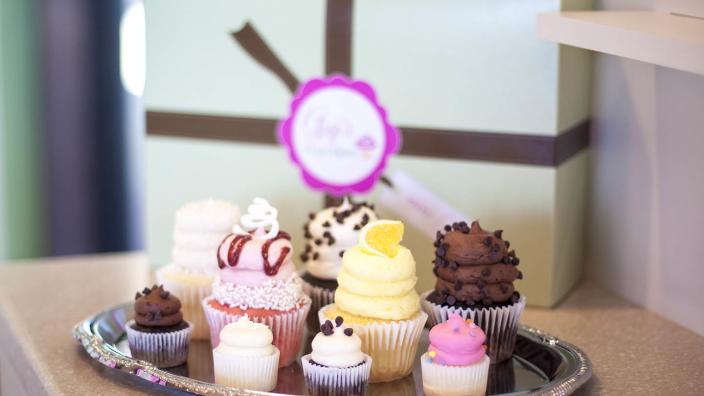 Gigi's Cupcakes ///// Wedding Cake | Cake flavors, Cupcake cakes, Sweet  muffin