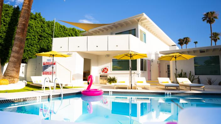 01-loungers1_A4368438-F3E1-