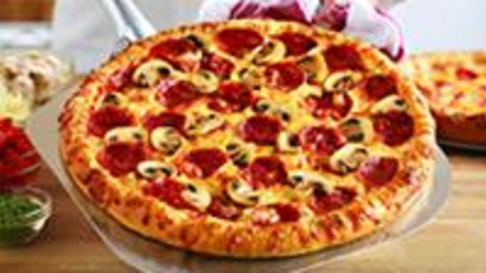 pizza au pepperoni et aux dominos