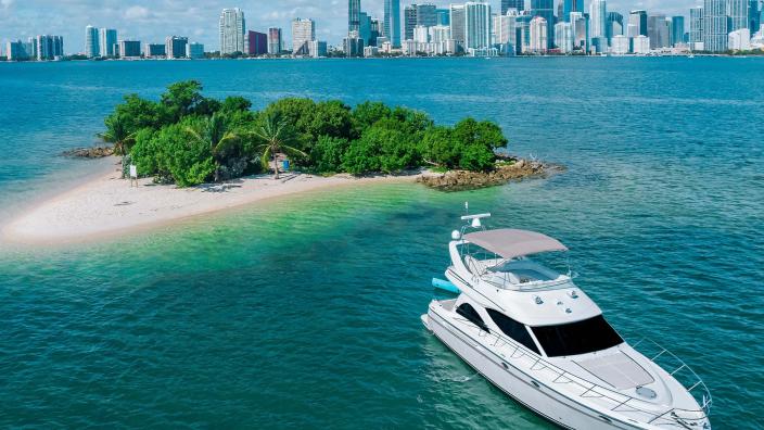 Exclusive Miami Yacht Rental Experiences in Biscayne Bay