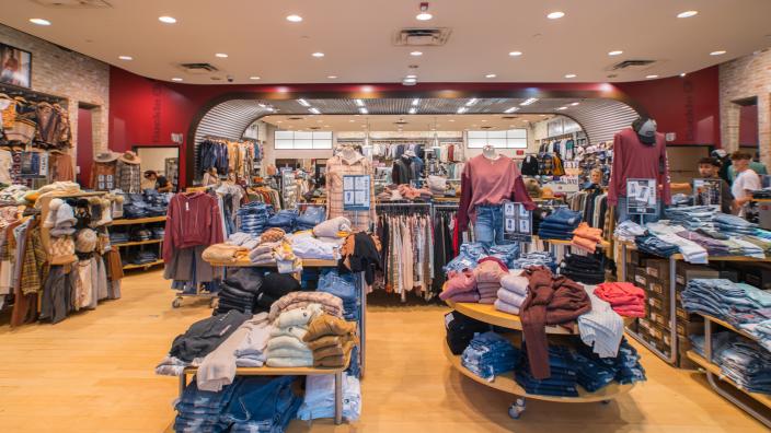 Buckle store store
