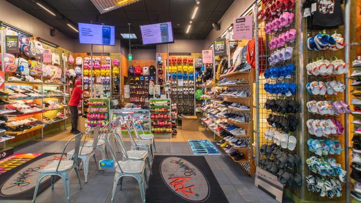 Woodland mall vans store new arrivals