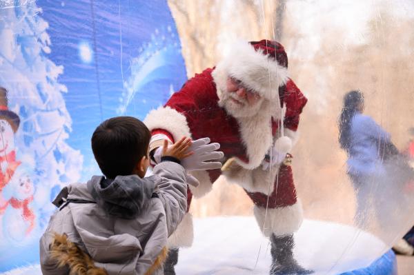 Santa at Robinson Nature Center 2023