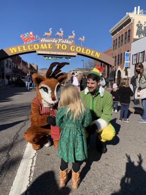 Jingle on the Avenue - child with characters