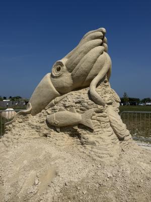 squid sand sculpture