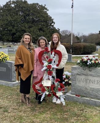 Three living Avas at Gardner family gravesite with floral arrangement in honor of Ava Gardner's 100th birthday