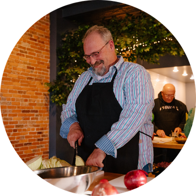 Man cutting vegetables in cooking class