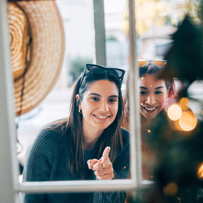 Holiday_Shopping_looking-in-window-800x800