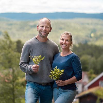 to mennesker med blomsterbuketter