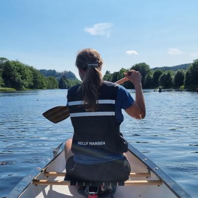 Jente i kano på Camp Flakksvann