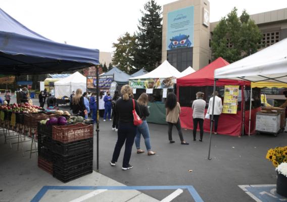 people shopping at the salinas valley memorial healthcare farmers market