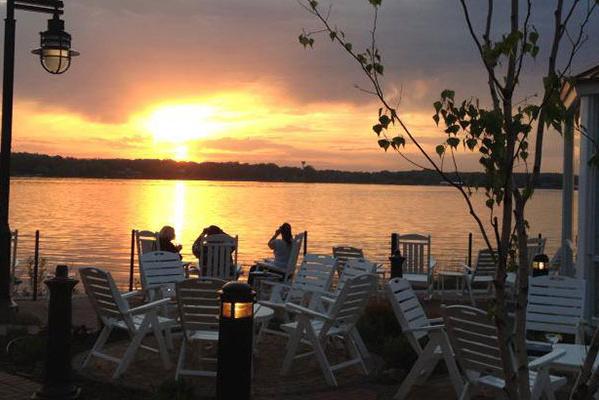 Lighthouse Restaurant - Outdoor Dining in Cedar Lake