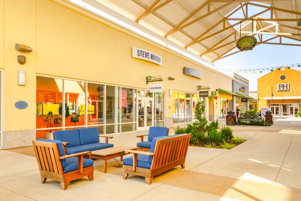 Stores and shopping at the Premium Outlets 2019