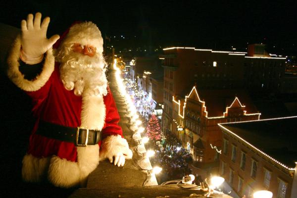 Cumberland-Christmas-Tree-Lighting-Santa Wave