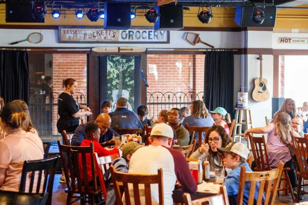 People eating at Puckett's