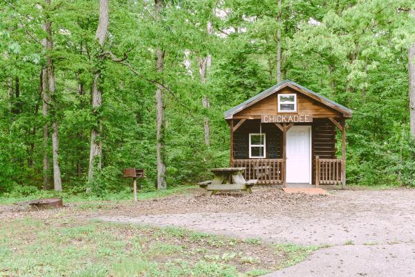 Exterior to the Chickadee cabin at Deam Lake Cabins