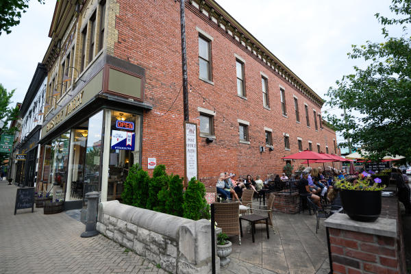 Baer City Winery Patio Dining