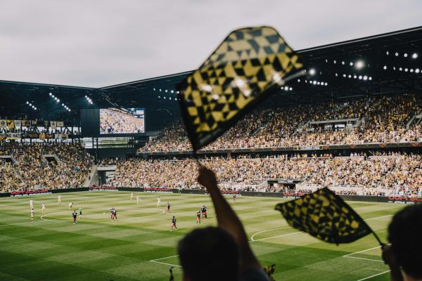 Crew-flag-and-crowd