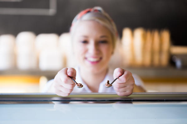 Jeni's employee offers samples