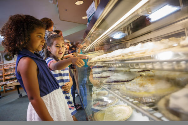 Excited children looking at pies in a display case at Das Dutchman Essenhaus