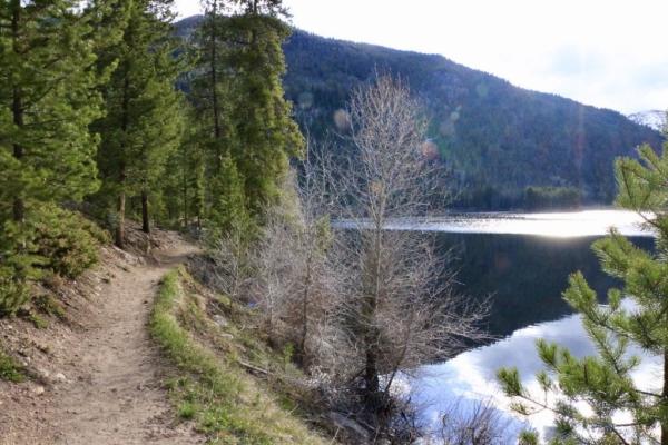 Hiking trail next to the shores of Monarch Lake
