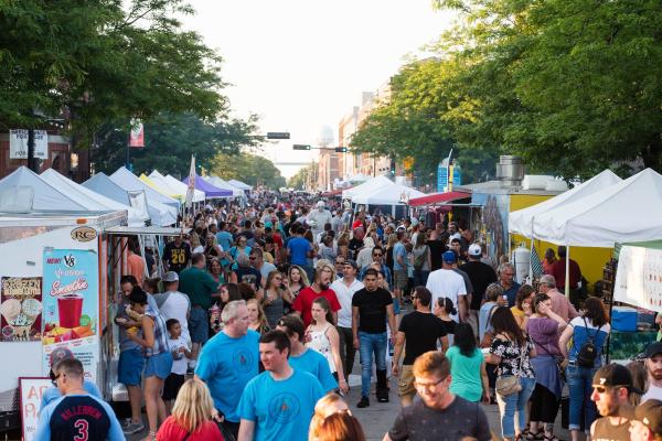 Farmers Market on Broadway crowd
