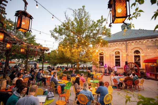 The patio of Colectivo at the Lakefront as a band performs at dusk