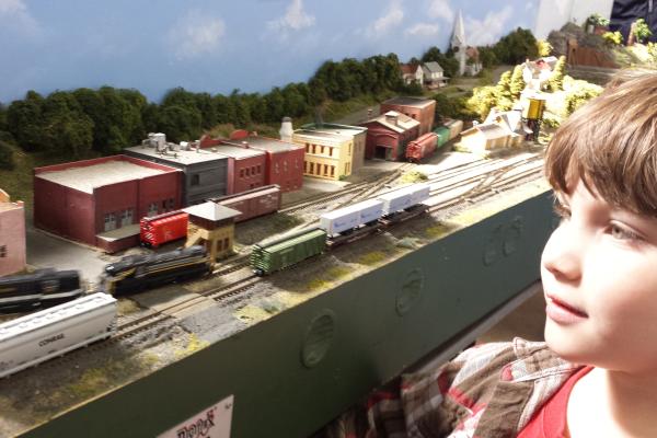 Watching the trains at the Martinsville Train Show
