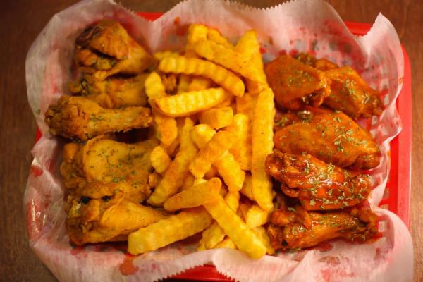 Moe & D's wings and fries