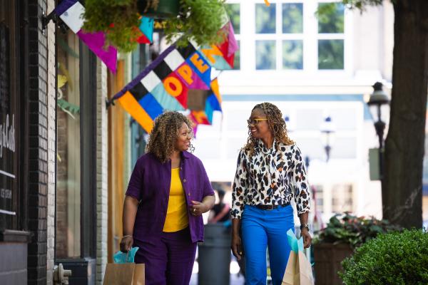 friends shopping in downtown Paducah
