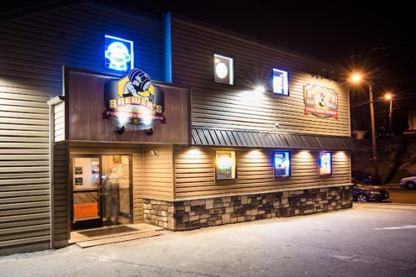 Outside view of Brewer's Bar & Grill at night