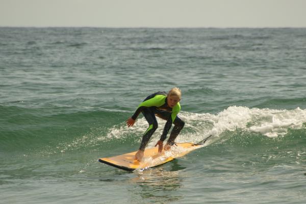 mann som surfer