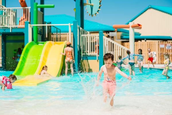 Kids splashing