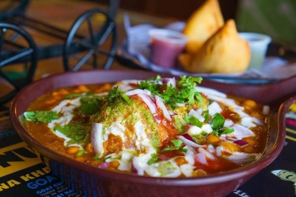 A popular Indian street food consisting of samosa in a gravy of chickpeas.