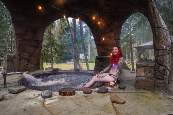 Cannibal Hot Tub at Paradise Village Lodge in Ashford